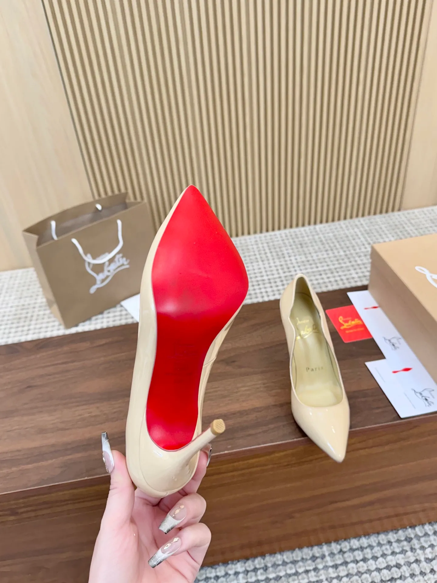 👟👟Ex-factory price 440👟👟 Genuine leather sole +40 shipped all year round 💝Christian Louboutin CL👠 "Imported cow patent leather💎 series" noble and luxurious, real blingbling✨ real materials, all customized by the pattern maker, and the materials are made of original customized materials, achieving the taste of the original 5 color options💍 Upper: Imported 👉Cow patent leather💪 Lining: Sheepskin foot pad/lining Size: 34-40.41.42 Heel height: 10.5cm and 8.5cm two options Leather sole Rubber sole